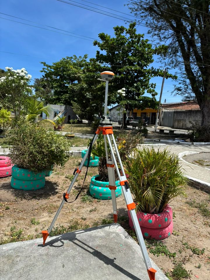 Receptor GNSS montado em tripé numa praça