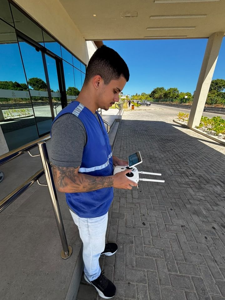 Membro da Nortear operando o controle de um drone