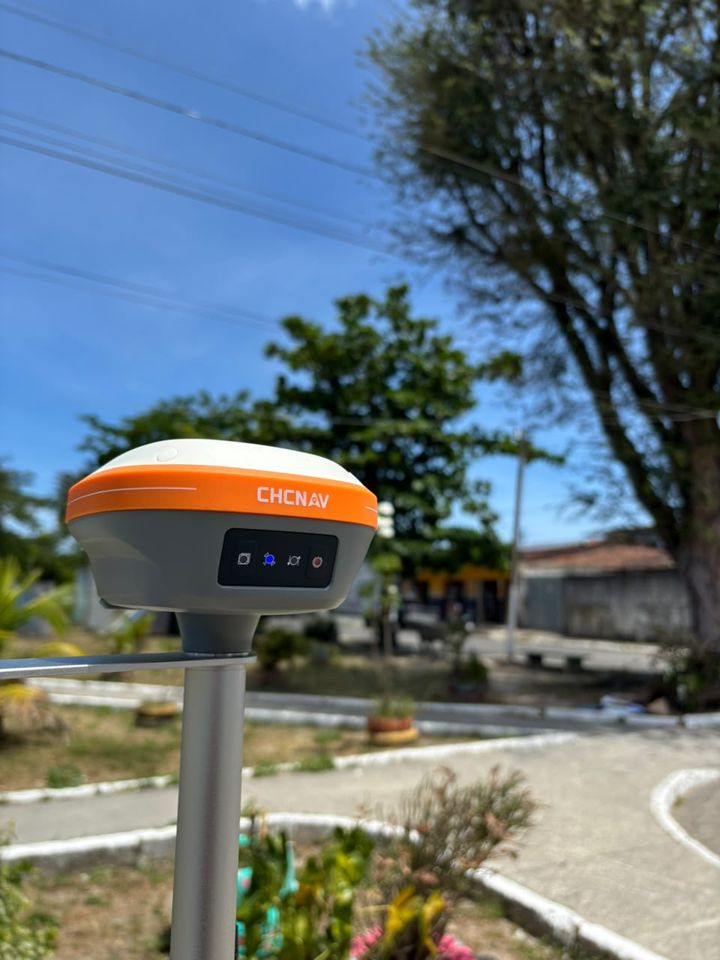 Receptor GNSS RTK instalado no bastão